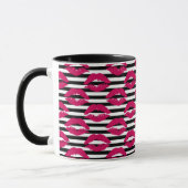 Gestreiftes Muster des Lippenstift-Kuss-B&W Tasse (Links)