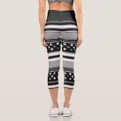 Gestreiftes Muster horizontal mit Sternen Capri Leggings (Rückseite)