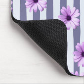 Gestreiftes Muster mit lila Gänseblümchen Mousepad (Ecke)
