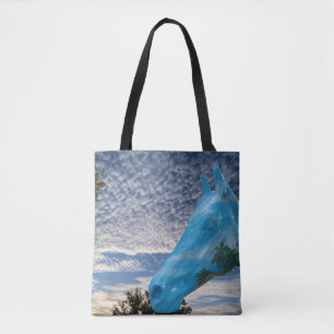 Gestreiftes Pferd und früherer Morgenhimmel auf ei Tasche