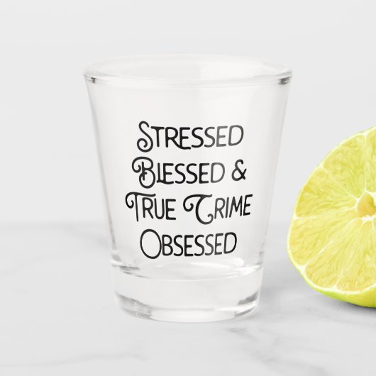 Gestresste gesegnete und wahre Kriminalität besess Schnapsglas (Vorderseite)