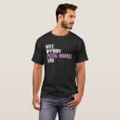 Gestresster Postmitarbeiter  Ehefrau Mami Postmita T-Shirt (Vorne ganz)