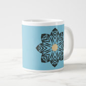 Gestresstes geometrisches Blumenmedaillon Jumbo-Tasse (Vorderseite Rechts)
