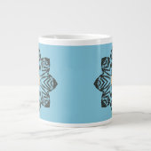 Gestresstes geometrisches Blumenmedaillon Jumbo-Tasse (Vorderseite)