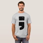 Gestresstes schwarzes Satzzeichen Semikolon T-Shirt (Vorne ganz)