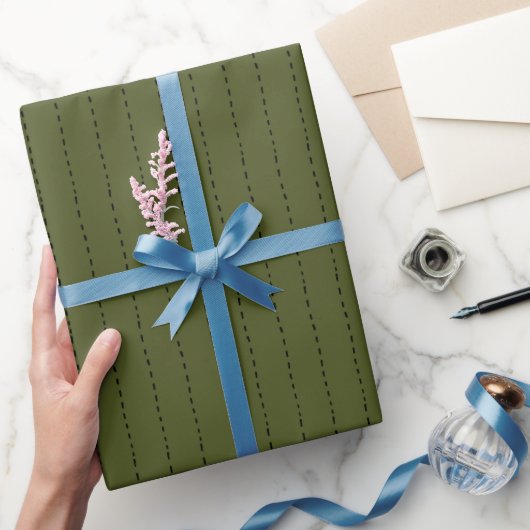 Gestrichelte Linien auf dunklem Olivgrün Geschenkpapier (Schenken)