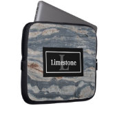 Gestrickte Kalksteinstruktur mit Monogramm Laptopschutzhülle (Vorne Rechts)
