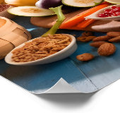 Gesunde Ernährung auf rustikalen Holztischen verbr Poster (Ecke)