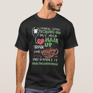 Gesundheitsarbeiter werfen ein paar Schlupfen auf T-Shirt