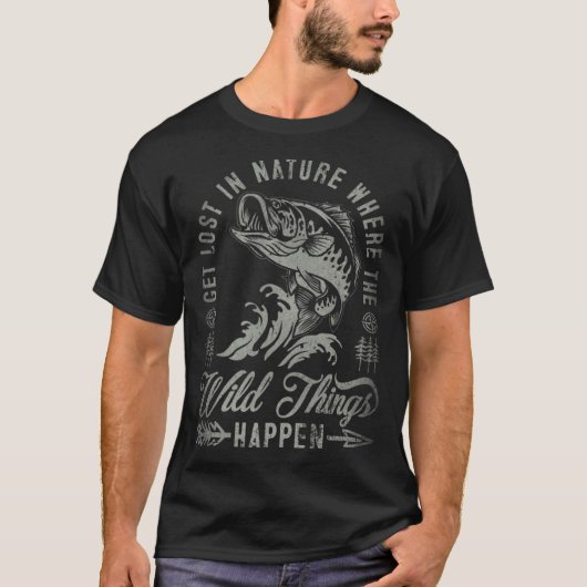 Get Lost In Nature Where Wild Things Happen Fishin T-Shirt (Vorderseite)