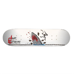 Getan im extremen Haifisch gegen Ninja Skateboard
