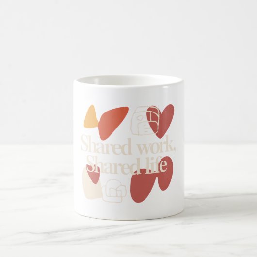 Geteilte Arbeit, geteiltes Leben – Minimales Zitat Kaffeetasse (Mittel)