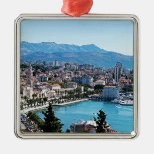 Geteilte Stadt an der Uferpromenade aus der Luft, Ornament Aus Metall