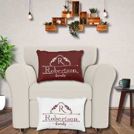 Geteilter Monogramm-Familienname Deep Burgundy Rah Dekokissen