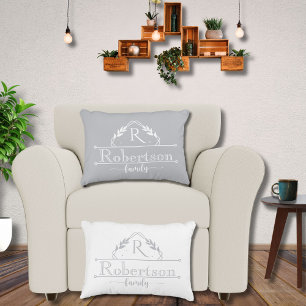 Geteilter Monogramm-Familienname Silbergrauer Rahm Dekokissen