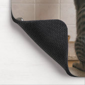 Getigert Katze ändert die Zeit an einer Küchenuhr Mousepad (Ecke)