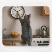 Getigert Katze ändert die Zeit an einer Küchenuhr Mousepad (Vorne)