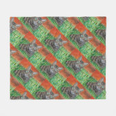 Getigert Katze, die neugierig auf einer Graspelzde Fleecedecke (Vorderseite (Horizontal))