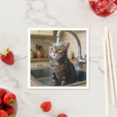 Getigert Katze unter einer Küchenarmatur Serviette (Beispiel)