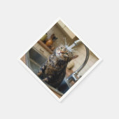 Getigert Katze unter einer Küchenarmatur Serviette (Ecke)