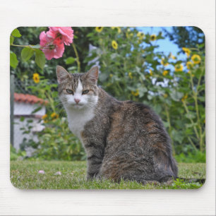 getigerte Katze im Garten Mousepad
