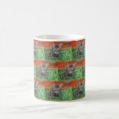 Getigerte Katze in der Natur Kaffeetasse (Mittel)