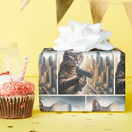 Getigerte Katze mit einer Waffe Geschenkpapier (Geburtstagsparty)