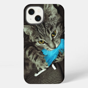 Getigerte Katze mit Feder von Shirley Taylor iPhone 13 Hülle