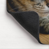 Getigerte Katze mit tapferer Maus Mousepad (Ecke)