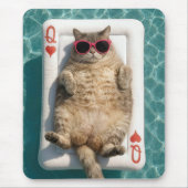 Getigerte Katze schwebt auf Queen of Hearts Pool F Mousepad (Vorne)