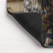 Getigerte Katze unter einer Küchenarmatur Mousepad (Ecke)