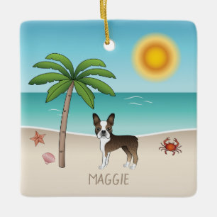 Getigerter Boston Terrier an einem tropischen Somm Keramikornament