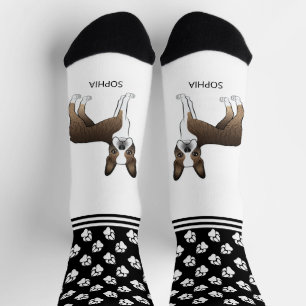 Getigerter Boston Terrier mit Namen und Pfoten Socken