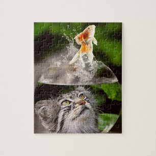 Getigerter Katzenkopf in einer Schüssel, während e Puzzle