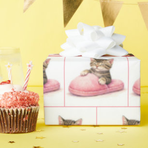 Getigertes Kätzchen schläft in einem rosa Pantoffe Geschenkpapier