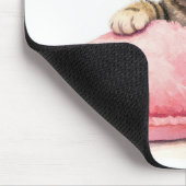 Getigertes Kätzchen schläft in einem rosa Pantoffe Mousepad (Ecke)