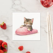 Getigertes Kätzchen schläft in einem rosa Pantoffe Serviette (Beispiel)