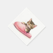 Getigertes Kätzchen schläft in einem rosa Pantoffe Serviette (Ecke)