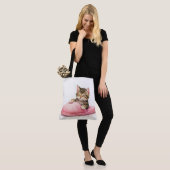 Getigertes Kätzchen schläft in einem rosa Pantoffe Tasche (Am Model)