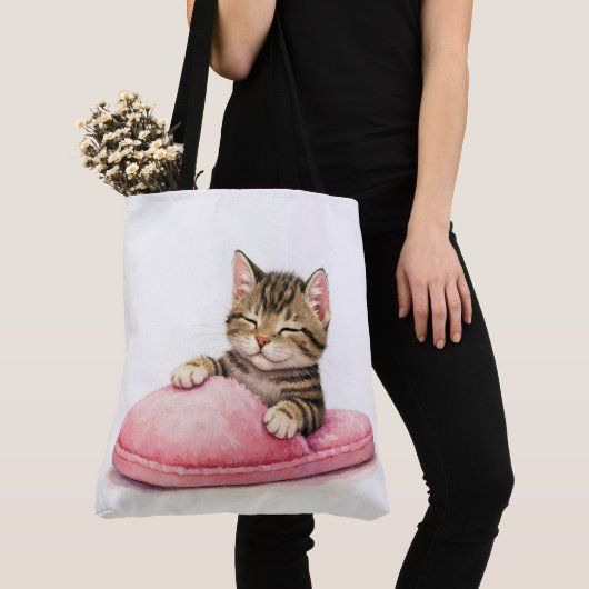 Getigertes Kätzchen schläft in einem rosa Pantoffe Tasche (Von Nahem)