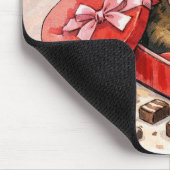 Getigertes Kätzchen sitzt in einer Bonbonschachtel Mousepad (Ecke)
