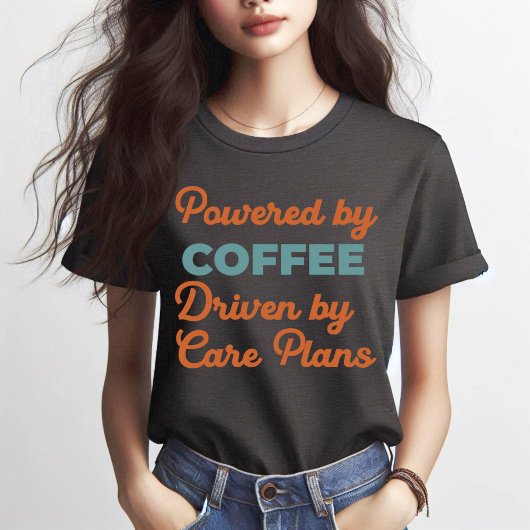 Getragen von Kaffee, angetrieben durch Pflegepläne T-Shirt