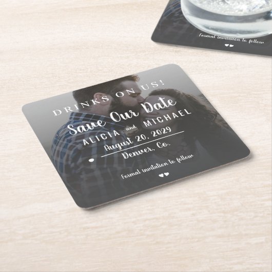 Getränke auf uns einfache Foto Hochzeit speichern  Rechteckiger Pappuntersetzer (angewinkelt)