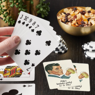 Getränke für Vintage-Cocktails, Mann trinkt Geträn Spielkarten