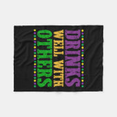 Getränke gut mit anderen Funny Mardi Gras 2025 Fleecedecke (Vorderseite (Horizontal))