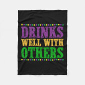 Getränke gut mit anderen Funny Mardi Gras 2025 Fleecedecke (Vorderseite)