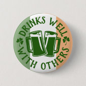 Getränke gut mit anderen | Funny St Patrick's Day Button (Vorderseite)