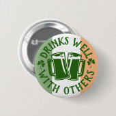 Getränke gut mit anderen | Funny St Patrick's Day Button (Vorne & Hinten)