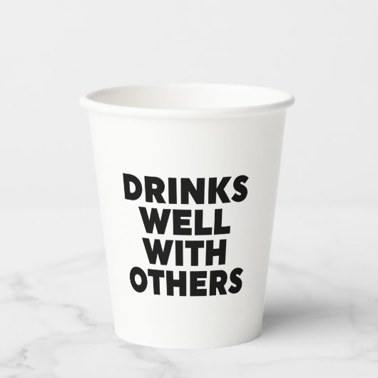 Getränke gut mit anderen Gläsern Pappbecher (Vorderseite)