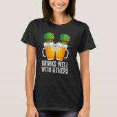 Getränke gut mit anderen St. Patrick's Day Betrunk T-Shirt (Vorderseite)